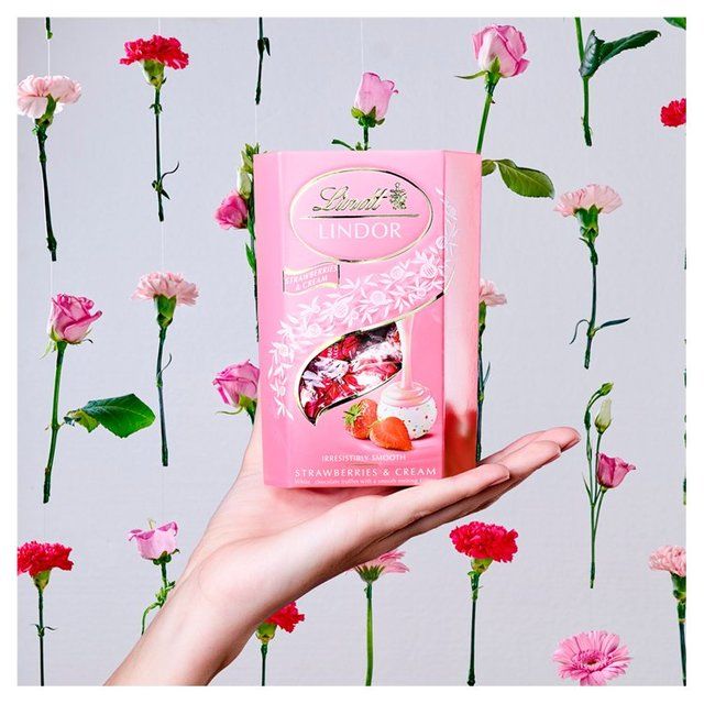 Lindt Lindor Strawberries & Cream Chocolate Truffles 200g