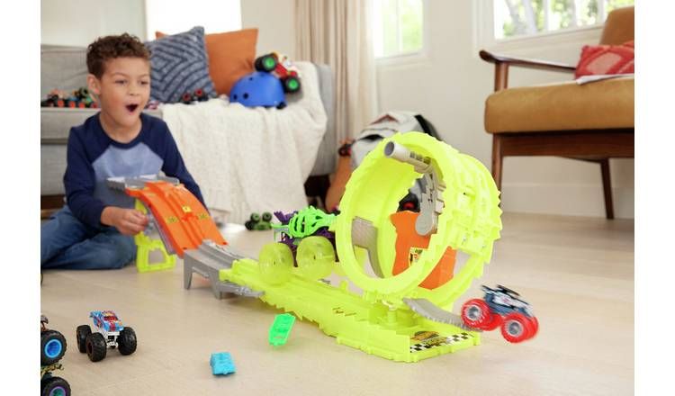 Hot Wheels Monster Trucks Charge &amp;amp; Chase Challenge