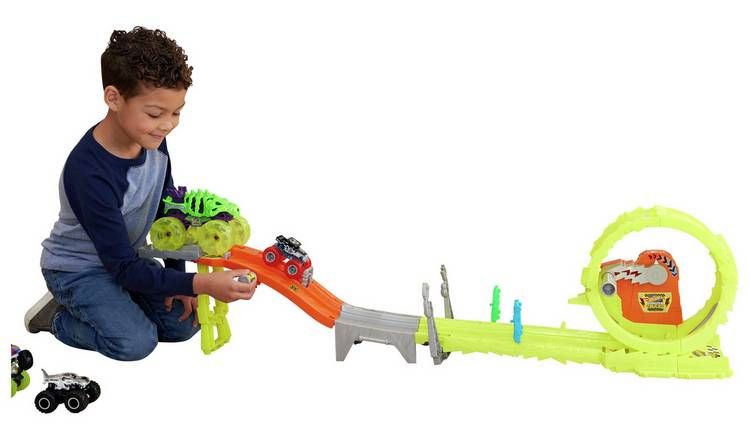 Hot Wheels Monster Trucks Charge &amp;amp; Chase Challenge