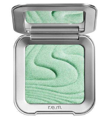 r.e.m. beauty Interstellar Highlighter Topper Mama Earth